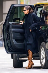 irina-shayk-arrives-at-an-office-building-in-new-york-11-21-2023-2.jpg