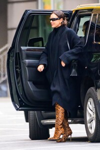 irina-shayk-arrives-at-an-office-building-in-new-york-11-21-2023-4.jpg