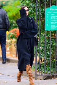 irina-shayk-arrives-at-an-office-building-in-new-york-11-21-2023-5.jpg