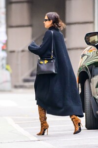 irina-shayk-arrives-at-an-office-building-in-new-york-11-21-2023-6.jpg