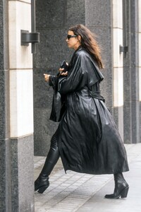 irina-shayk-arrives-at-tom-brady-s-condo-complex-in-new-york-11-07-2023-4.jpg