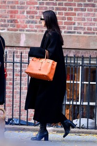 irina-shayk-out-and-about-in-new-york-11-01-2023-2.jpg