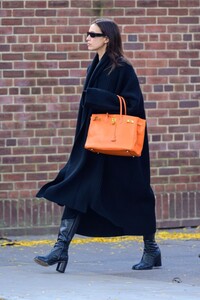 irina-shayk-out-and-about-in-new-york-11-01-2023-3.jpg
