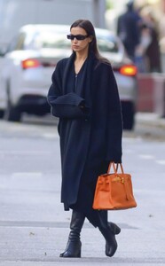irina-shayk-out-and-about-in-new-york-11-01-2023-4.jpg