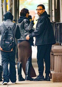 irina-shayk-out-with-a-mysterious-guy-in-new-york-11-08-2023-1.jpg