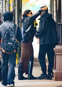 irina-shayk-out-with-a-mysterious-guy-in-new-york-11-08-2023-5.jpg