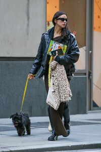 irina-shayk-out-with-her-dog-in-new-york-11-08-2023-1.jpg