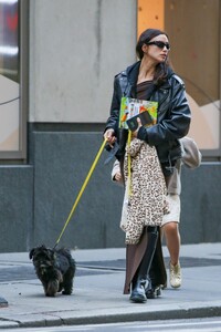 irina-shayk-out-with-her-dog-in-new-york-11-08-2023-6.jpg