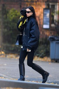 irina-shayk-out-with-her-dog-in-new-york-11-20-2023-0.jpg