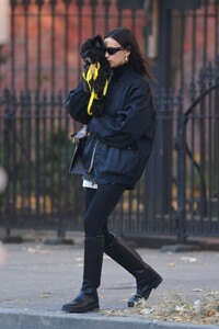 irina-shayk-out-with-her-dog-in-new-york-11-20-2023-3.jpg