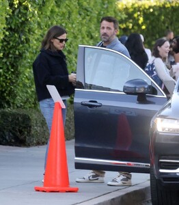 jennifer-garner-and-ben-affleck-chatting-by-her-car-in-los-angeles-11-09-2023-0.jpg