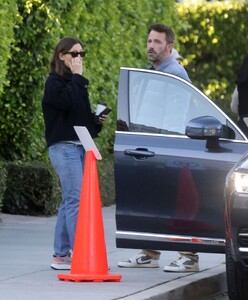 jennifer-garner-and-ben-affleck-chatting-by-her-car-in-los-angeles-11-09-2023-1.jpg