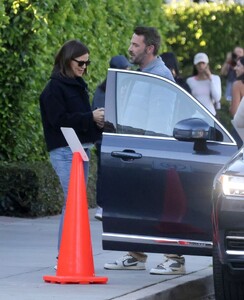 jennifer-garner-and-ben-affleck-chatting-by-her-car-in-los-angeles-11-09-2023-2.jpg