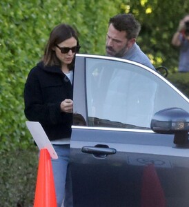 jennifer-garner-and-ben-affleck-chatting-by-her-car-in-los-angeles-11-09-2023-3.jpg