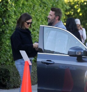 jennifer-garner-and-ben-affleck-chatting-by-her-car-in-los-angeles-11-09-2023-4.jpg