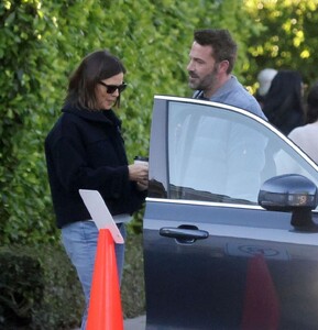 jennifer-garner-and-ben-affleck-chatting-by-her-car-in-los-angeles-11-09-2023-6.jpg