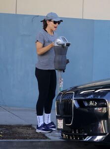 jennifer-garner-feeding-a-parking-meter-in-los-angeles-11-19-2023-0.jpg