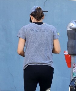 jennifer-garner-feeding-a-parking-meter-in-los-angeles-11-19-2023-2.jpg