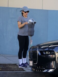 jennifer-garner-feeding-a-parking-meter-in-los-angeles-11-19-2023-4.jpg