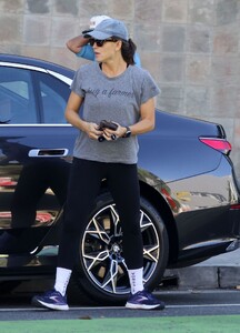 jennifer-garner-feeding-a-parking-meter-in-los-angeles-11-19-2023-5.jpg