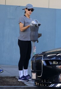 jennifer-garner-feeding-a-parking-meter-in-los-angeles-11-19-2023-6.jpg