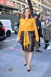 jennifer-garner-leaves-live-with-kelly-and-mark-in-new-york-11-28-2023-5.jpg