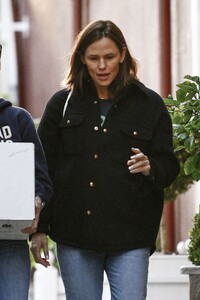 jennifer-garner-out-and-about-in-brentwood-11-10-2023-1.jpg