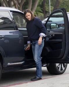 jennifer-garner-out-and-about-in-los-angeles-11-15-2023-3.jpg