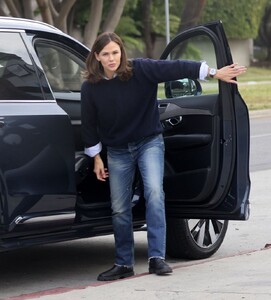 jennifer-garner-out-and-about-in-los-angeles-11-15-2023-5.jpg