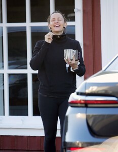 jennifer-garner-out-for-coffee-in-los-angeles-11-06-2023-0.jpg