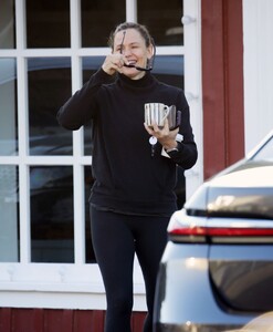 jennifer-garner-out-for-coffee-in-los-angeles-11-06-2023-2.jpg