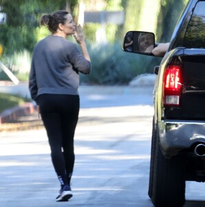 jennifer-garner-shares-affectionate-goodbye-with-her-boyfriend-john-miller-11-17-2023-4.jpg