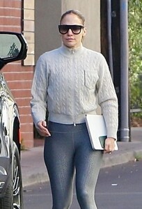 jennifer-lopez-at-tracy-anderson-gym-in-studio-city-11-24-2023-1.jpg