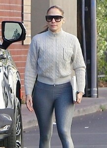 jennifer-lopez-at-tracy-anderson-gym-in-studio-city-11-24-2023-5.jpg