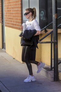 jennifer-lopez-in-casual-gym-wear-in-los-angeles-11-28-2023-3.jpg