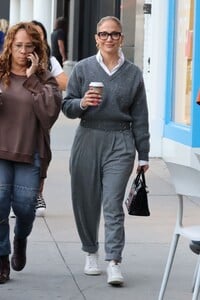 jennifer-lopez-out-for-a-coffee-in-beverly-hills-11-20-2023-0.jpg