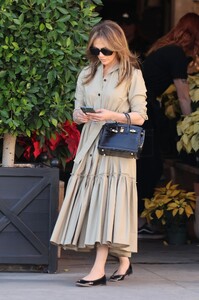 jennifer-lopez-shopping-at-rolling-greens-in-hollywood-11-22-2023-0.jpg