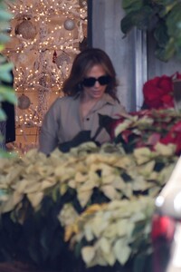 jennifer-lopez-shopping-at-rolling-greens-in-hollywood-11-22-2023-1.jpg