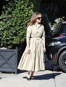 jennifer-lopez-shopping-at-rolling-greens-in-hollywood-11-22-2023-9.jpg