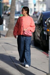 jessica-alba-out-shopping-in-beverly-hills-11-26-2023-0.jpg