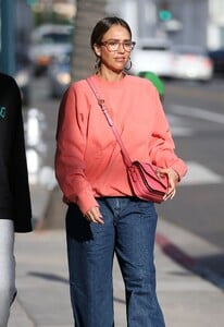 jessica-alba-out-shopping-in-beverly-hills-11-26-2023-4.jpg