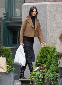 karlie-kloss-and-joshua-kushner-out-in-new-york-10-31-2023-0.jpg