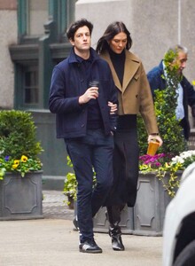 karlie-kloss-and-joshua-kushner-out-in-new-york-10-31-2023-1.jpg