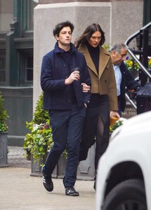 karlie-kloss-and-joshua-kushner-out-in-new-york-10-31-2023-6.jpg
