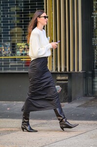 karlie-kloss-heading-to-early-morning-business-meeting-in-new-york-10-24-2023-4.jpg