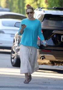 kate-hudson-heading-to-her-car-in-los-angeles-11-27-2023-1.jpg