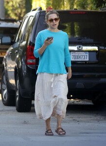 kate-hudson-heading-to-her-car-in-los-angeles-11-27-2023-2.jpg