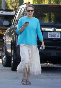 kate-hudson-heading-to-her-car-in-los-angeles-11-27-2023-3.jpg