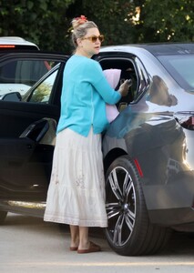kate-hudson-heading-to-her-car-in-los-angeles-11-27-2023-4.jpg