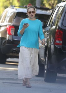 kate-hudson-heading-to-her-car-in-los-angeles-11-27-2023-5.jpg
